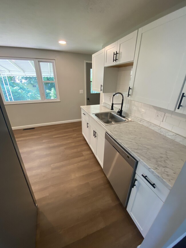 Building Photo - 3799 Devton Dr