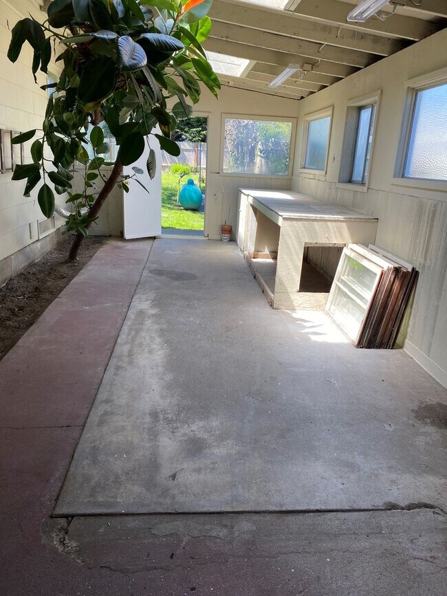 Building Photo - Ferndale Pet Friendly House