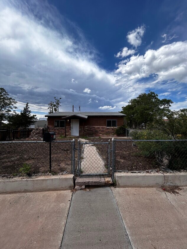 335 McKnight Ave NE Albuquerque, NM 87102 Alquileres en Albuquerque