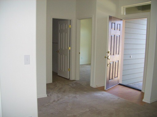 Building Photo - 872 Hollow Way