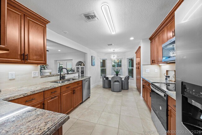 Building Photo - 2400 Seaford Dr