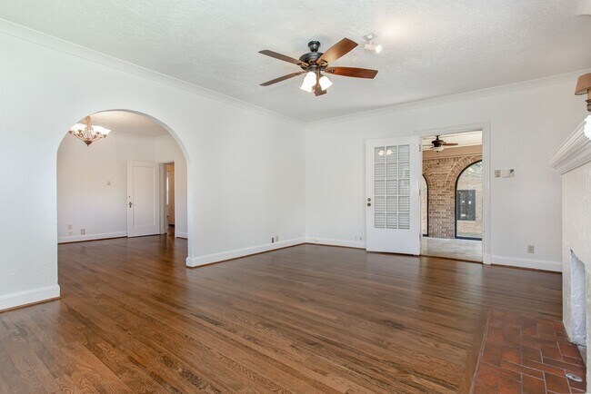Building Photo - 3-Bedroom, 2-Bath Tudor Home in Hollywood ...