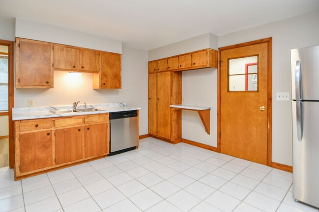 Foto del edificio - 2 Bed 1 Bath Lower - ALL UTILITIES INCLUDE...