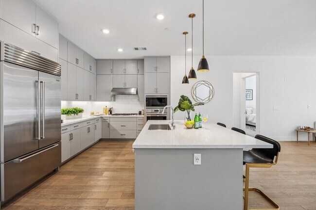 Foto del edificio - Luxury Single-Level Corner Residence with Wolf Kitchen & Private Garage