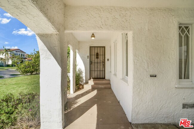 Foto del edificio - 2038 Malcolm Ave