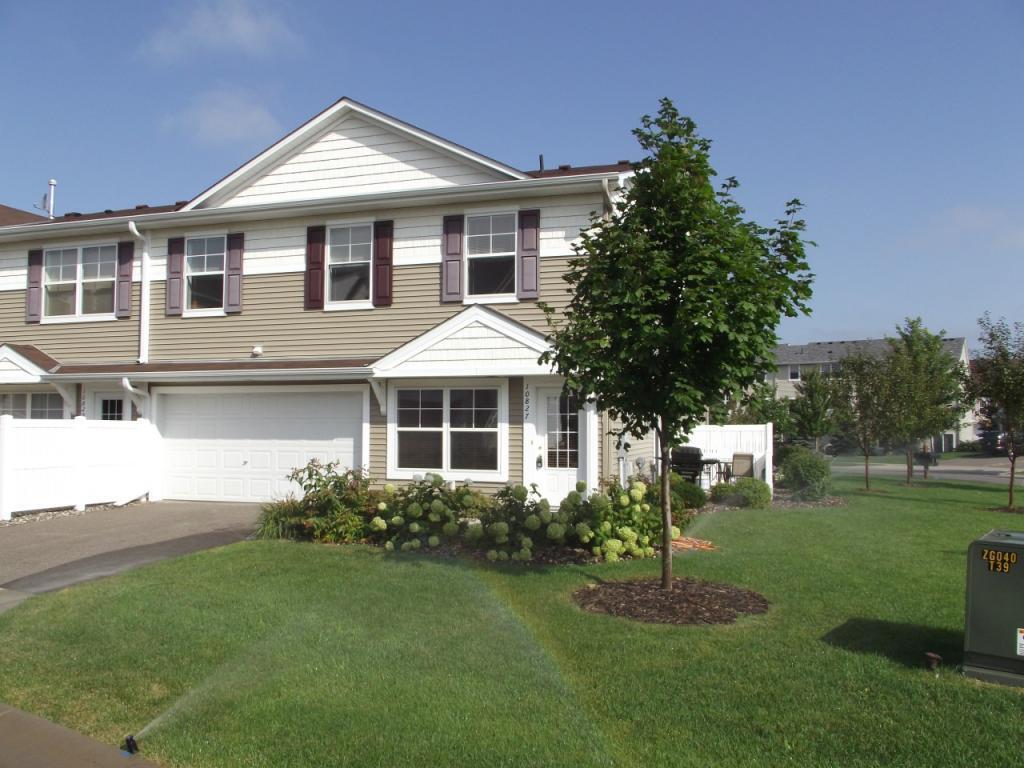 Lovely end unit with your own patio - 10827 Kingsfield Ln