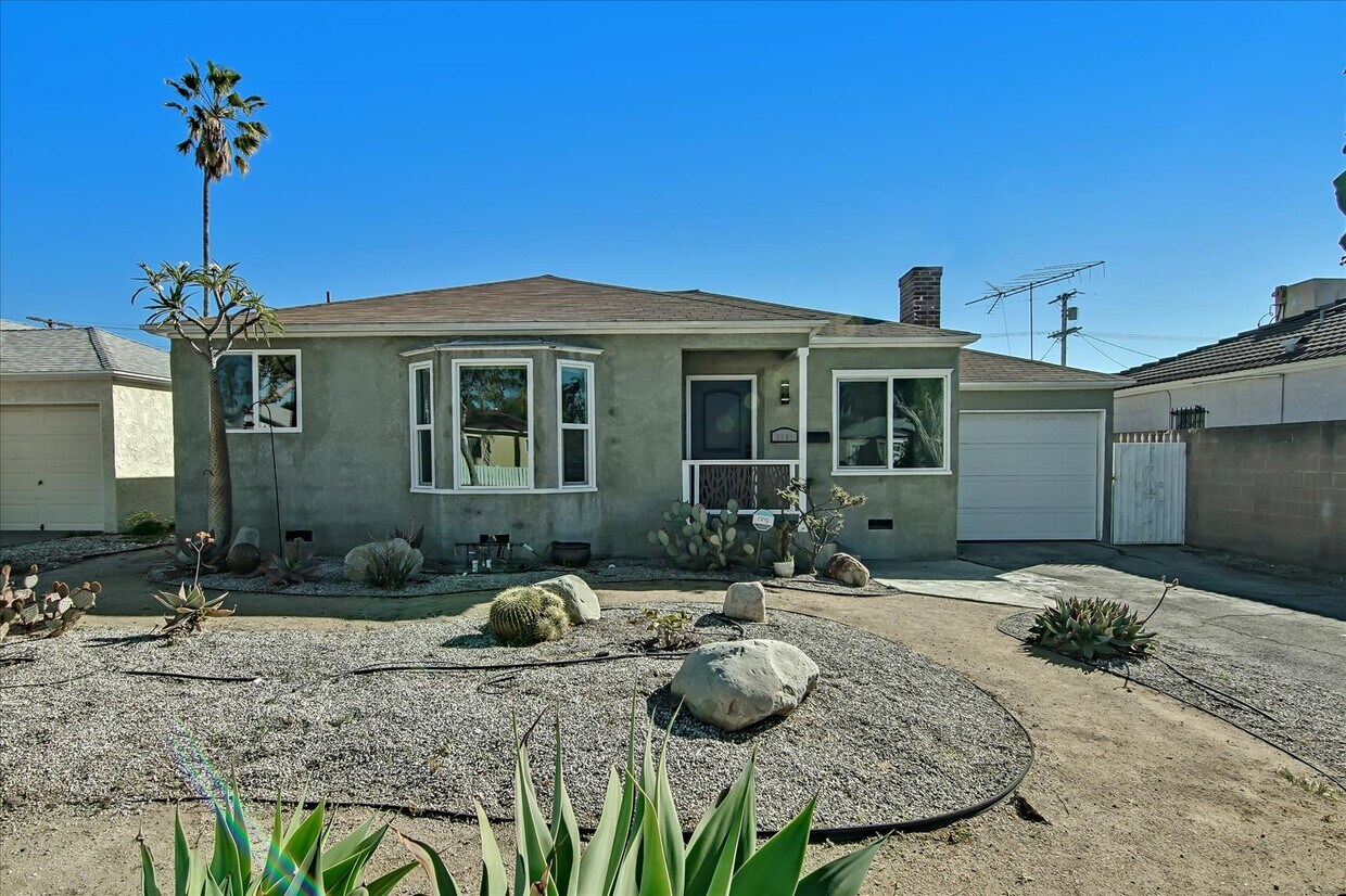 Primary Photo - 6538 Farmdale Ave