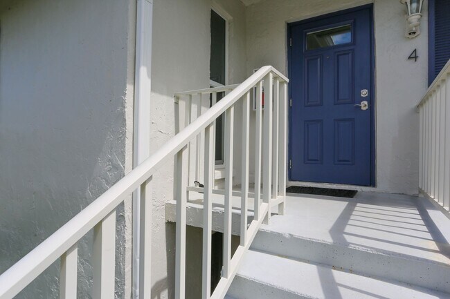 Foto del edificio - GLADES COUNTRY CLUB 2/2 WITH GOLF BEAUTIFUL UNIT READY FOR YOU TO RENT SEASONALLY
