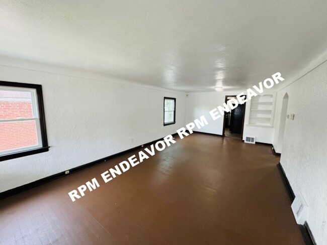 Building Photo - 50% Off Rent !  2 Bed with Bonus Room!, Ba...