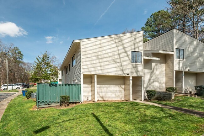 Building Photo - Available Now - 3 Bedroom, 2.5 Bathroom Co...