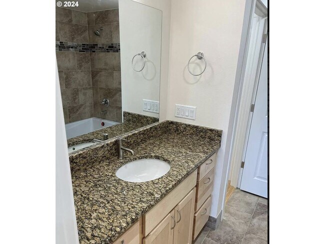 Foto del edificio - Bright and Airy Home with Stainless Steel Kitchen, Vaulted Ceilings & Washer + Dryer