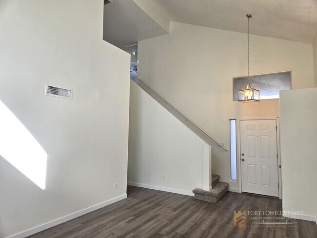 Foto del edificio - Fully remodeled, spacious 3 bed 2.5 bath, two-story home in Phoenix