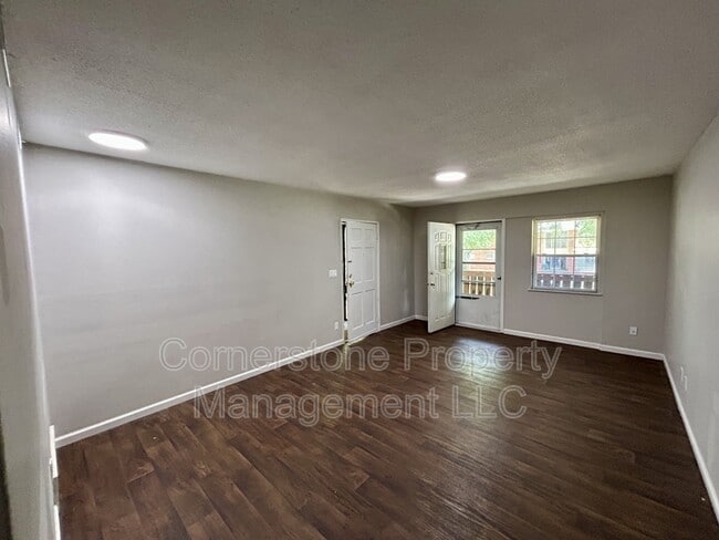 Building Photo - 2506 Redbud Ln