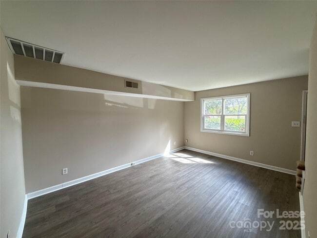 Building Photo - 1613 N Sharon Amity Rd