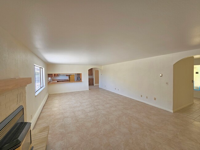 Building Photo - 1353 Santa Cruz Dr