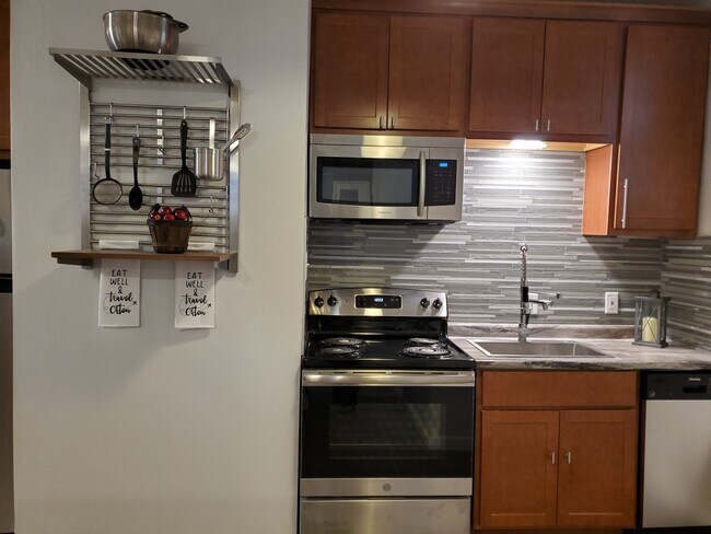 Stainless appliances - 6200 Hoffman Ave