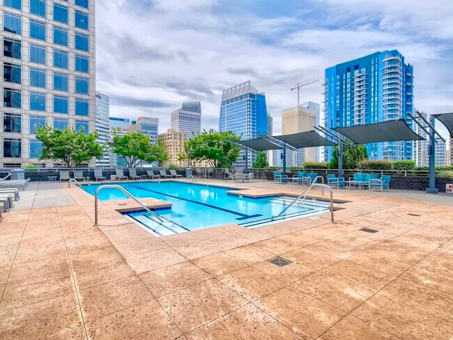 Terraza de la piscina - 333 W Trade St