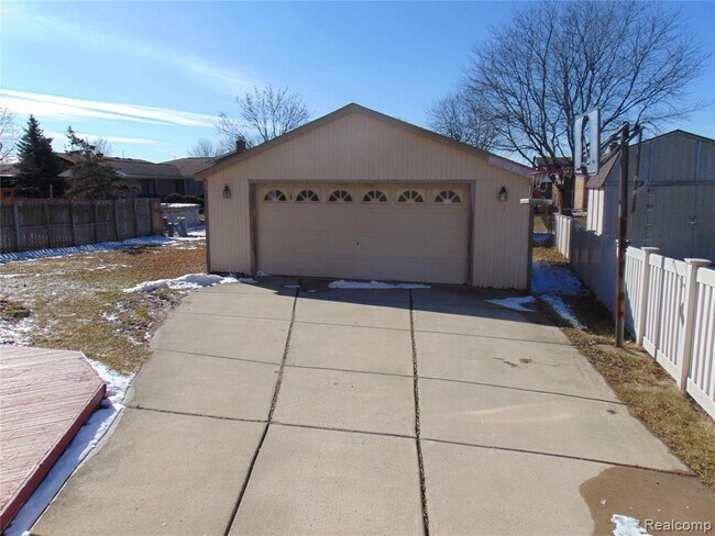Building Photo - 407 N Willard Rd