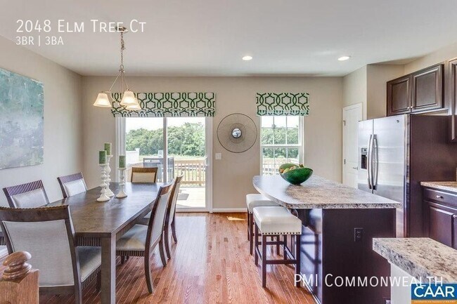Foto del edificio - 3 Bed / 2.5+ bath Townhouse (Available 2/1...