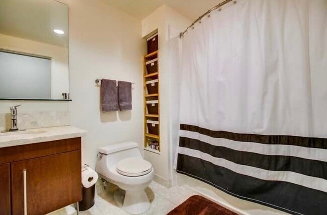 Baño con bañera y ducha. - 350 11th Ave
