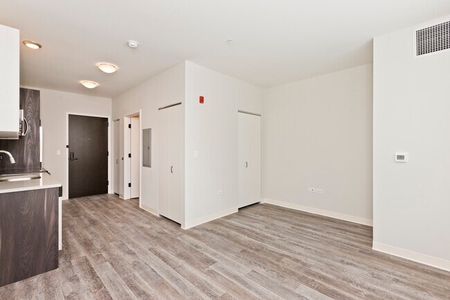 Foto del edificio - 6150 N Broadway