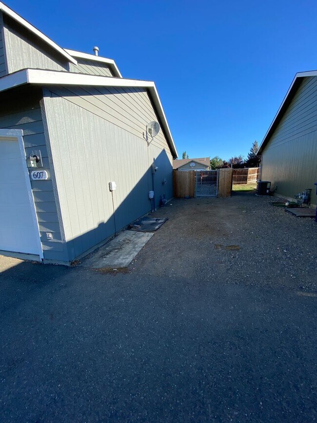 Foto del edificio - Fresh Paint and Flooring! Great Value and ...