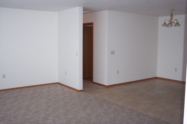 Building Photo - 721 Mary Kay Ave
