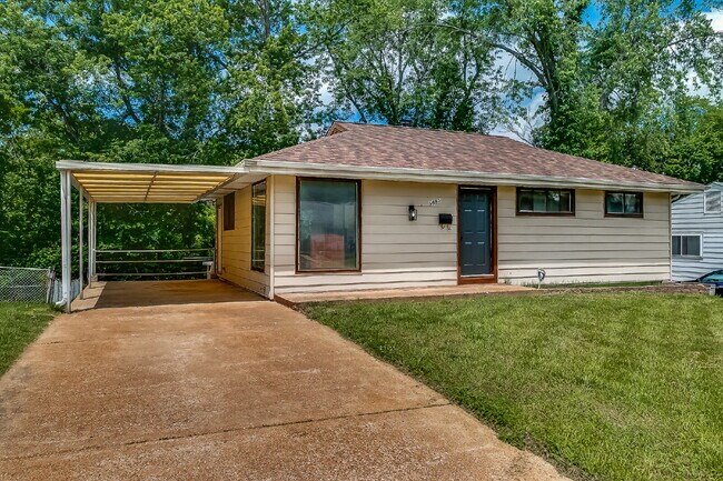 Foto del edificio - "Charming 3-Bedroom Retreat in St. Louis with Spacious Living!"