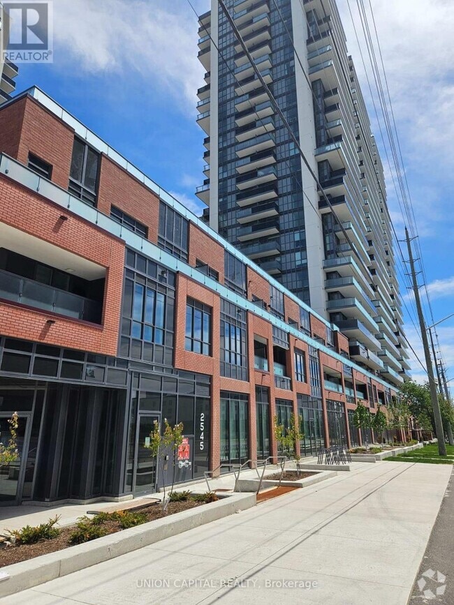 Building Photo - 2425-2425 Simcoe St N