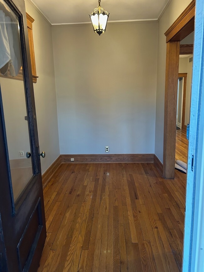 Building Photo - 1075 Lakepointe St