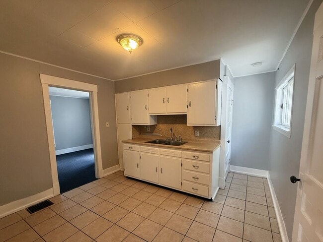 Building Photo - Three-bedroom one bathroom home for rent in North Canton