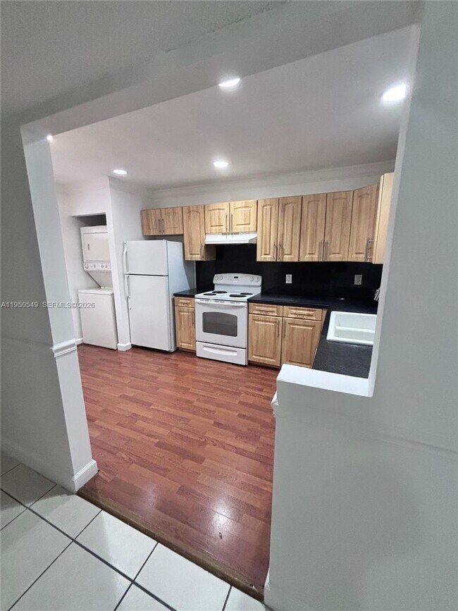 Foto del edificio - 430 Commodore Dr