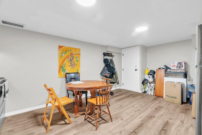 Building Photo - 34 Victoria Rd N