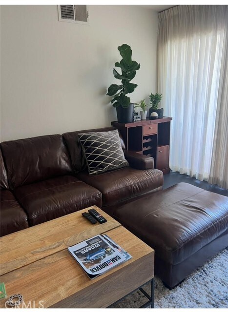 Foto principal - 15455 Sherman Way