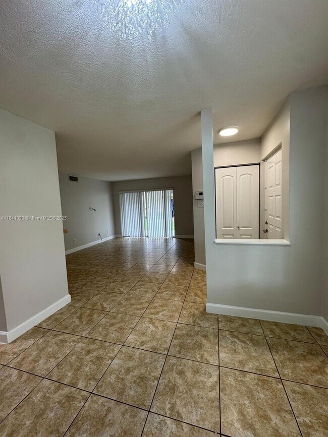 Building Photo - 10410 SW 157th Ct