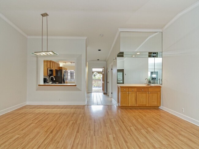 Foto del edificio - Water, Sewer, Trash Included! Fireplace, Washer, Dryer, 2 Assigned Parking, Garage, Open Floor Pl...
