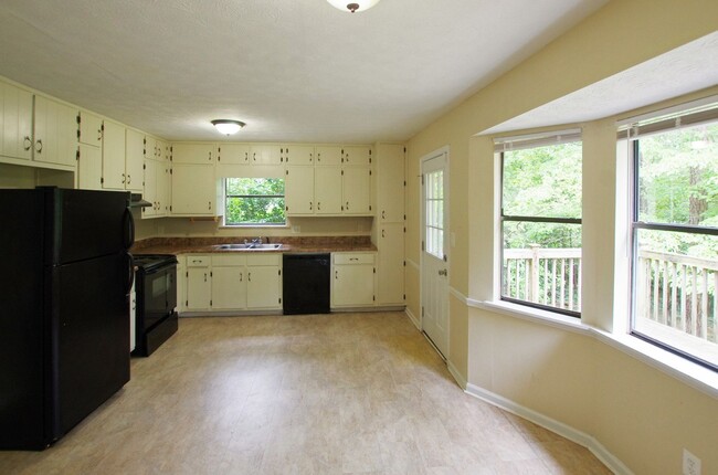 Building Photo - 3852 Tanglewood Rd