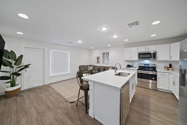 Kitchen Island - 512 Lilac Ct