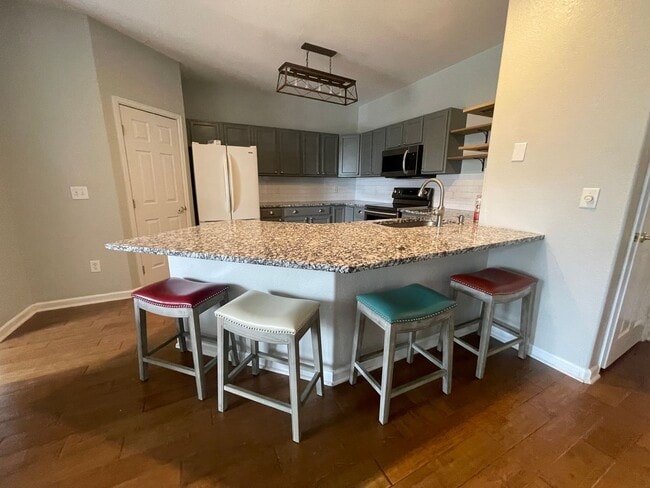 Building Photo - Charming 2 bedroom/ 2-bathroom ground floor- Great location - 1 car garage! 1-month free rent!
