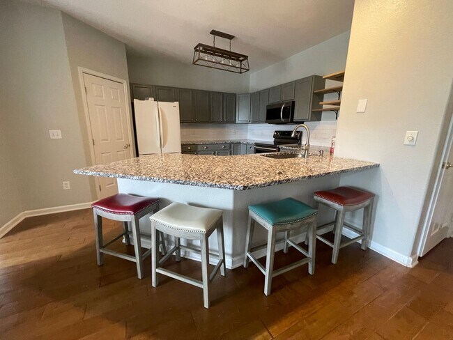 Foto del edificio - Charming 2 bedroom/ 2-bathroom unit in Castleview Condominium complex- Great location - 1 car gar...