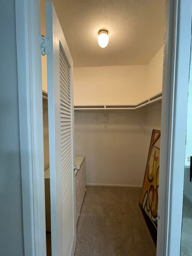 Building Photo - 2751 N Palm Aire Dr