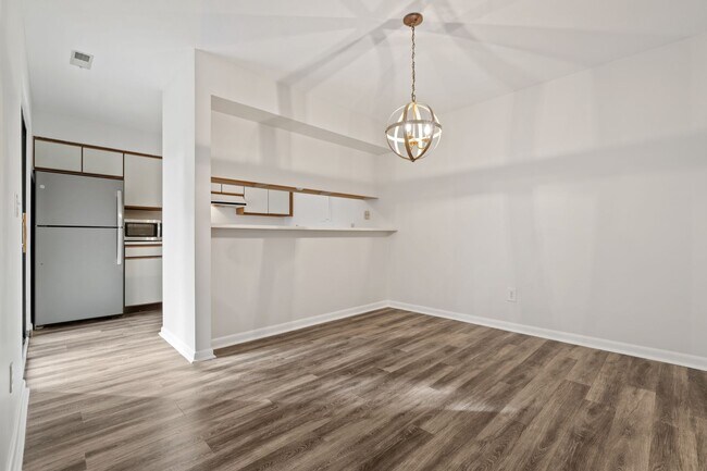 Photo - GREAT LOCATION!!! Large 2bedrm - Mins to U... Townhome