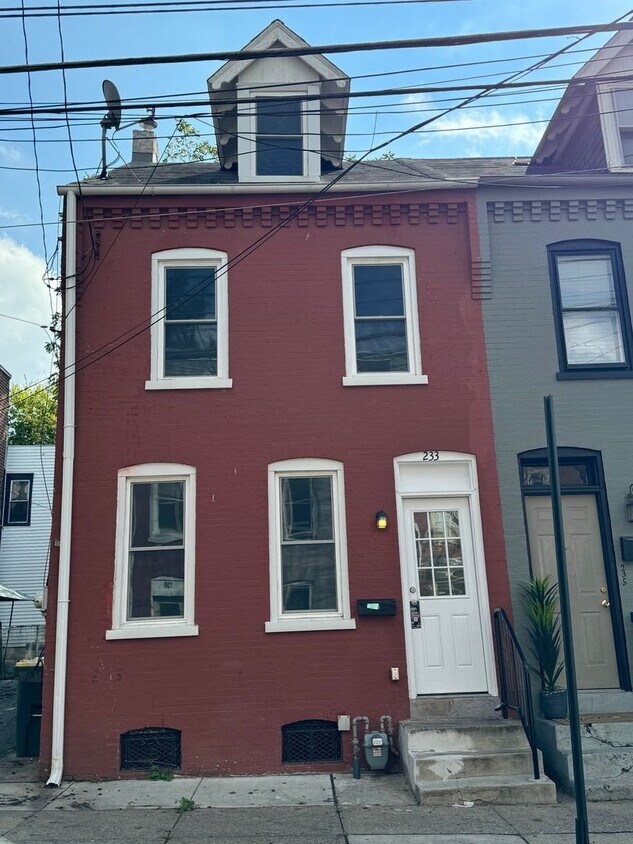 Primary Photo - 233 Howard Ave