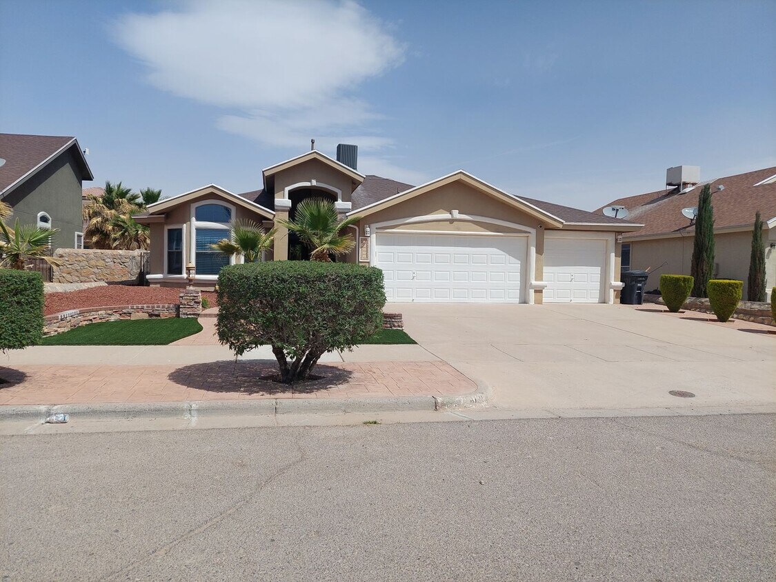 Foto principal - 4 BEDROOM 2 BATHROOM HOME 3 CAR GARAGE HOM...