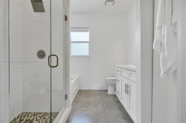 Building Photo - 555 E Dania Beach Blvd