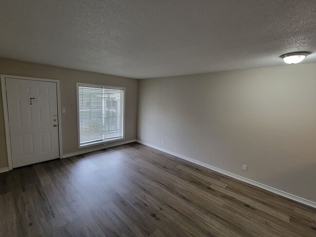 Building Photo - Newly Renovated 2B/1B Apartment Available in Lake Charles