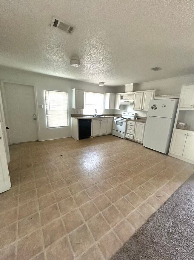 Building Photo - 3 bedrooms / 2 bathroom house with private...