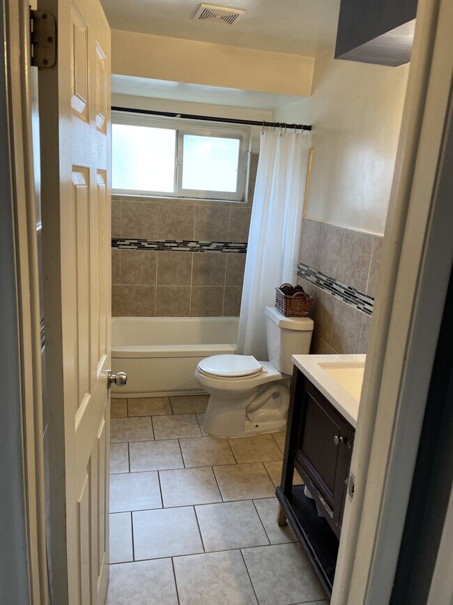 Foto del edificio - 22190 Cloverlawn St