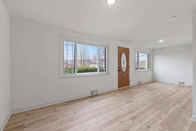 Foto del edificio - READY NOW! Fully RENOVATED 3 bedroom in SCOTT TOWNSHIP!