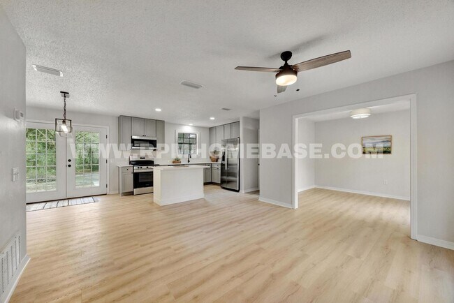 Foto del edificio - Fully Renovated 5-Bedroom Home with Modern...